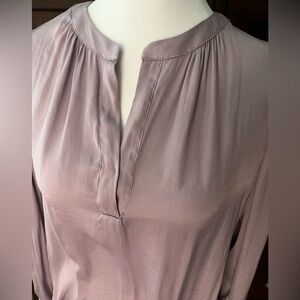 Philosophy lilac SZ M loose fit blouse. Gathered sleeves at wrists. Pretty